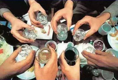 日飲半斤白酒，小伙竟現(xiàn)“女兒身”？揭秘酒精與激素的致命關(guān)聯(lián)