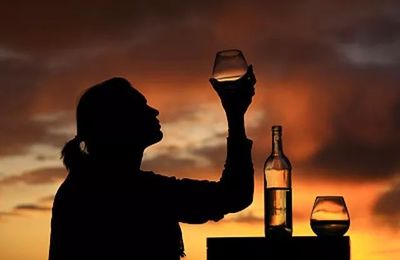 人生兩杯酒:一杯敬過(guò)往，一杯敬明天